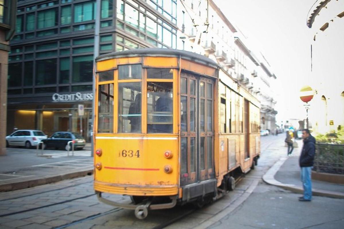 ein gelber Einkaufswagen auf einer Straße in einer Stadt