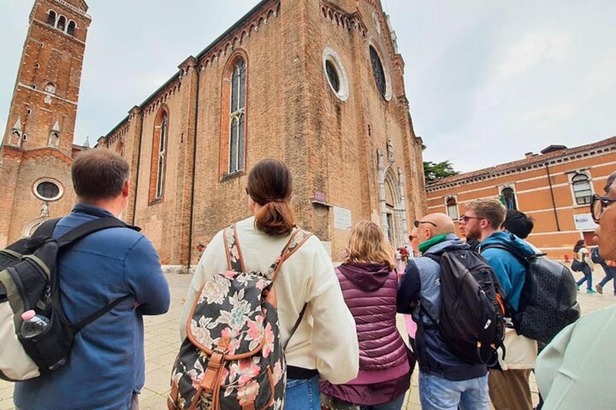 un grup de oameni care stăteau în fața unei biserici