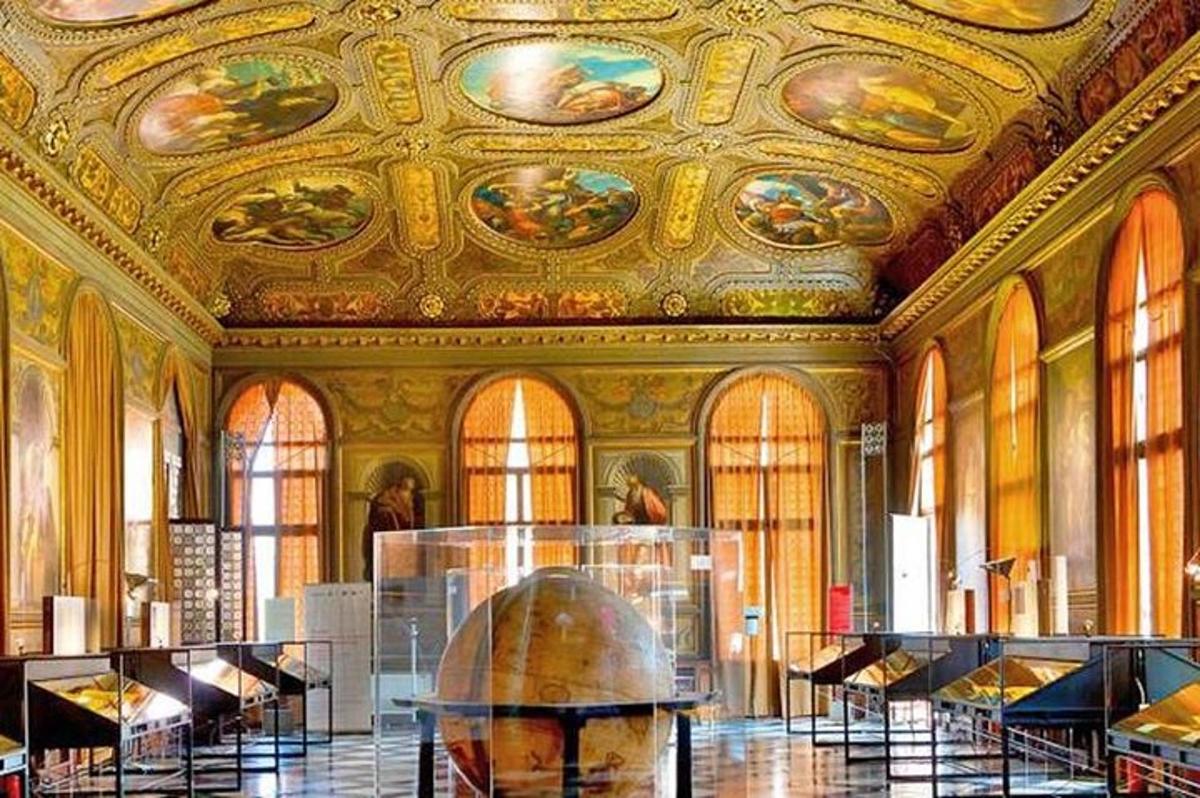 uma sala com um teto com pinturas