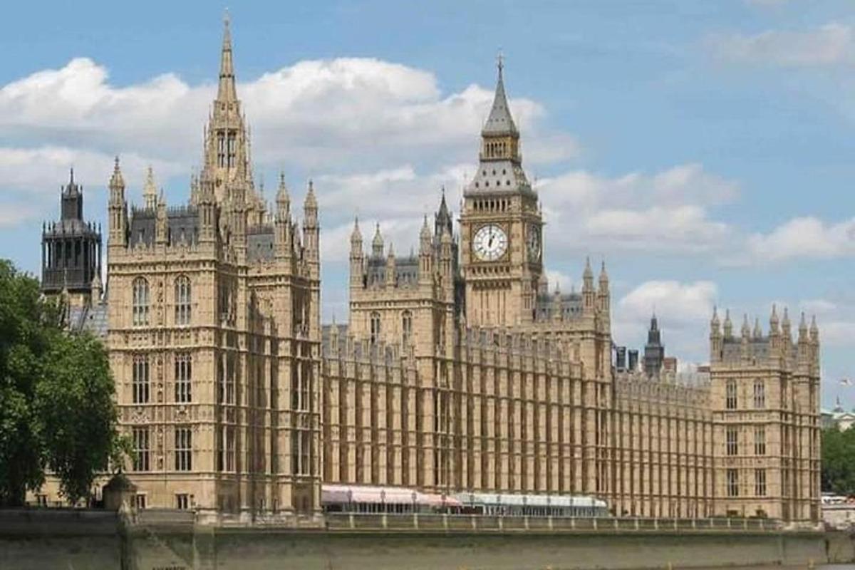 un grande edificio con una torre dell'orologio e il Big Ben
