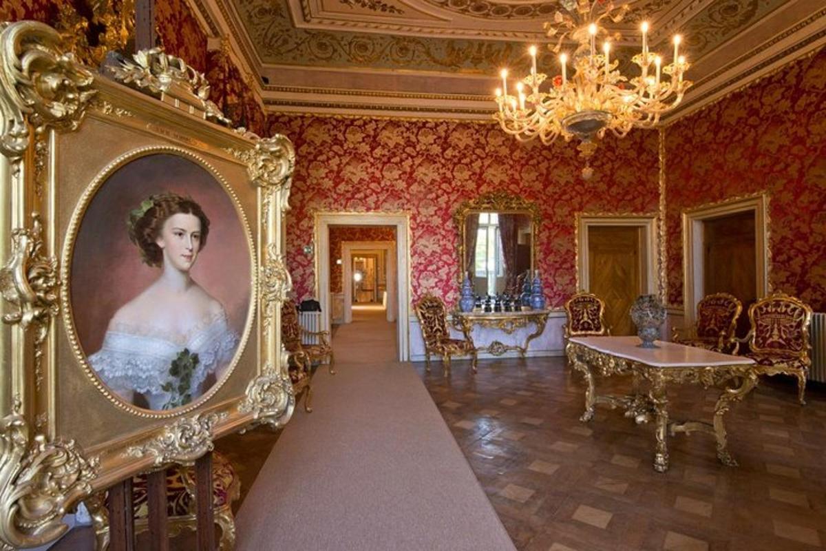 uma sala com uma pintura de uma mulher na parede