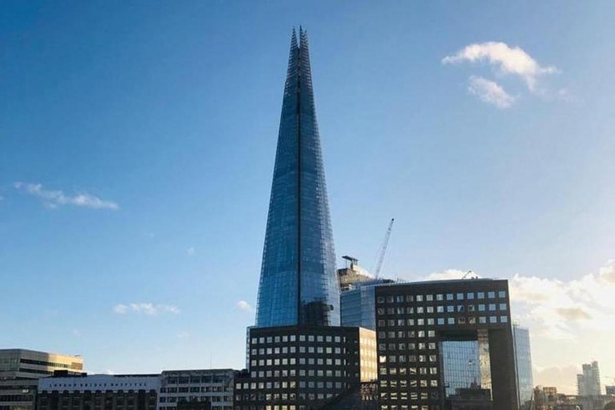 um edifício alto em uma cidade com edifícios