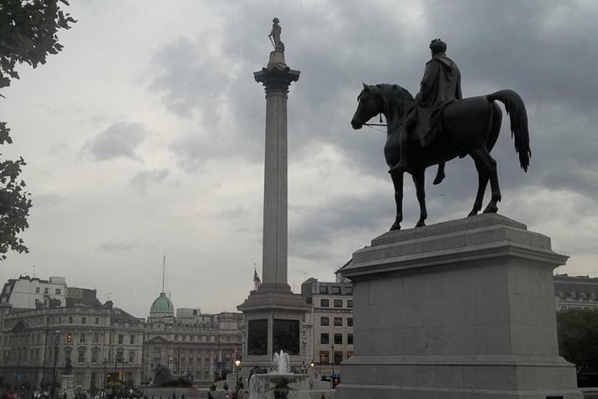 una statua di un uomo a cavallo davanti a un monumento