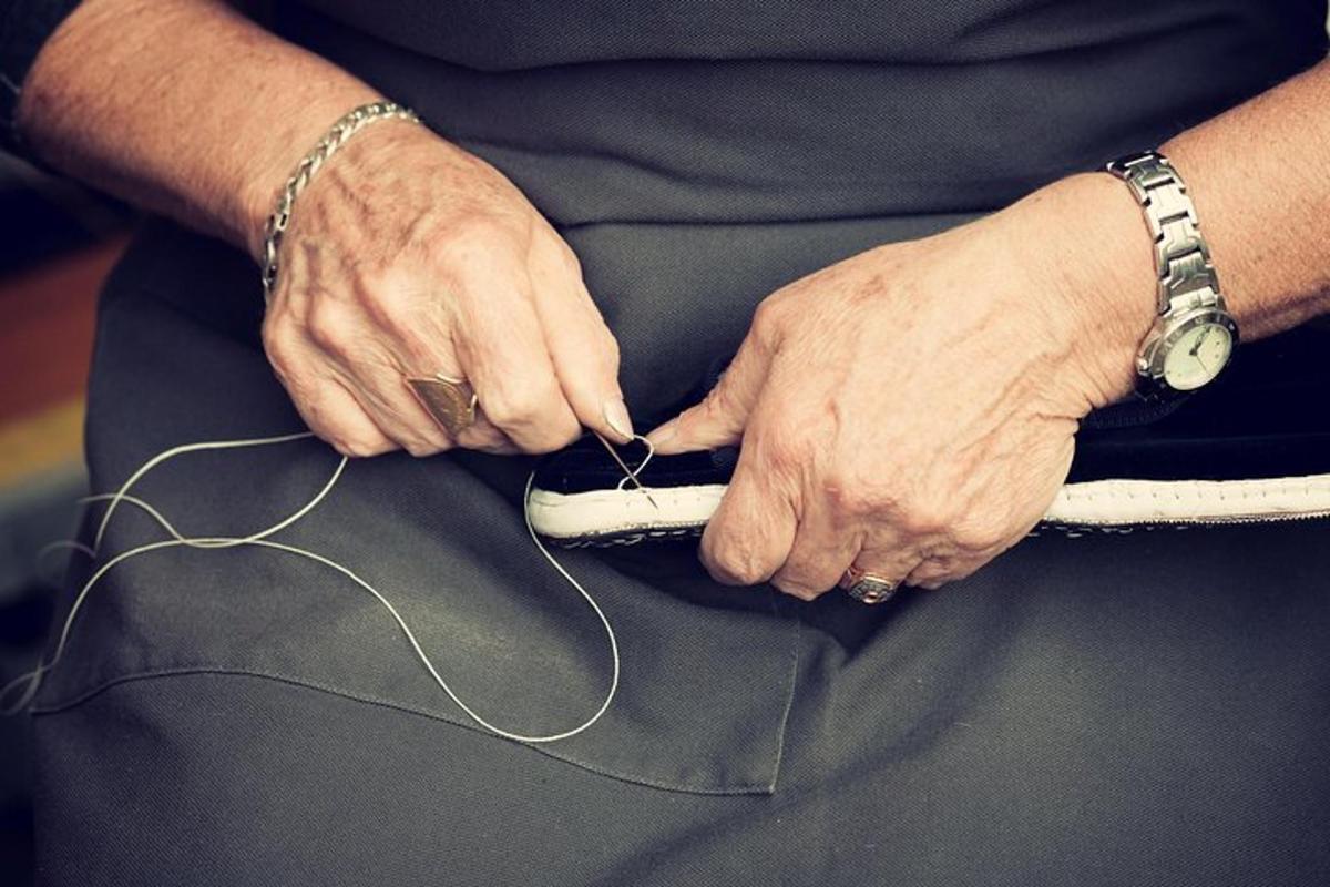 شخص يحمل جهاز التحكم عن بعد Wii في سرواله