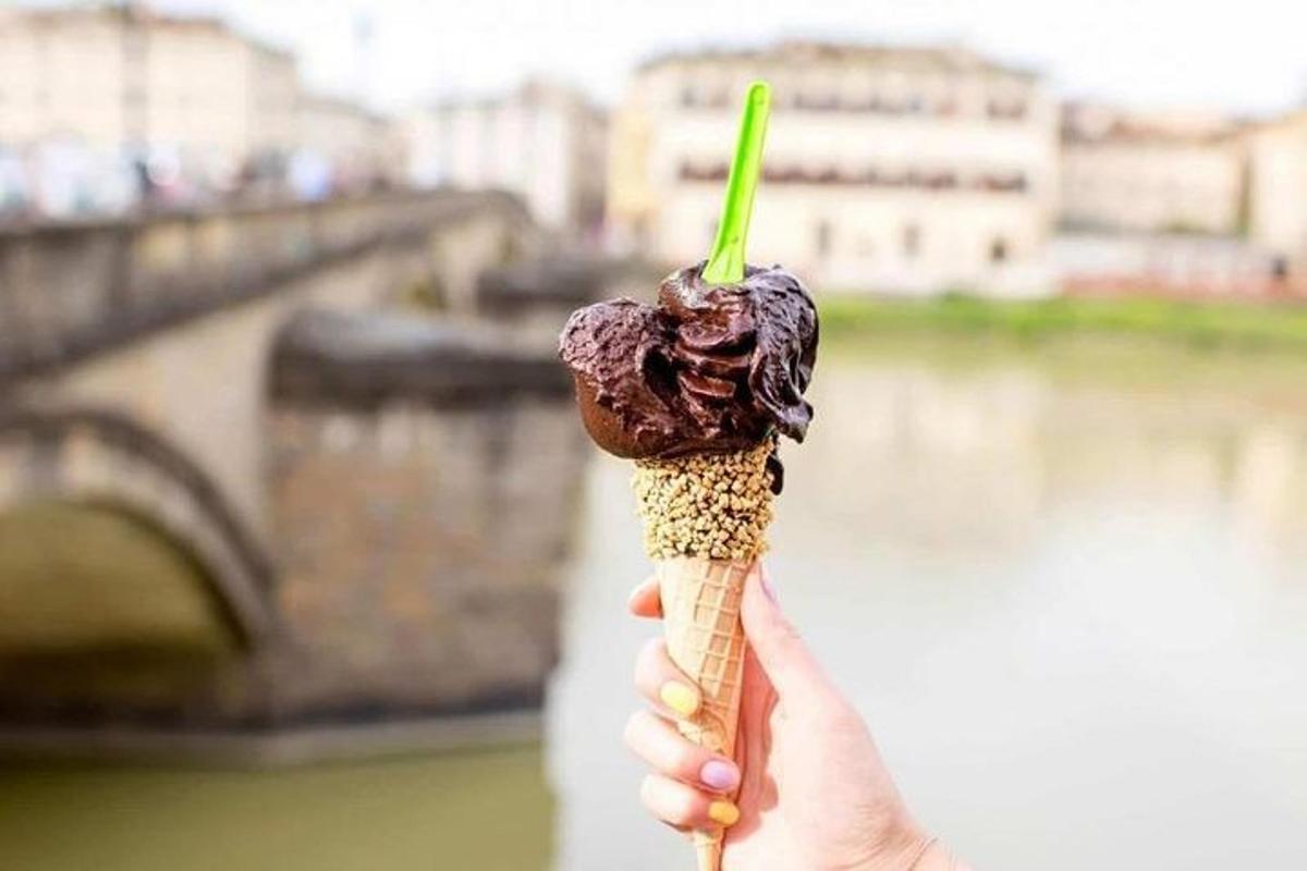 una mano che tiene un cono gelato con un manico verde