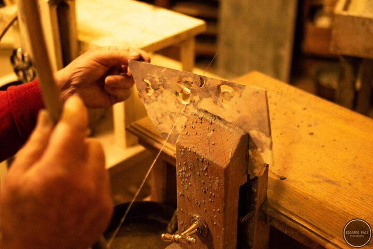 una persona sta tagliando un pezzo di legno