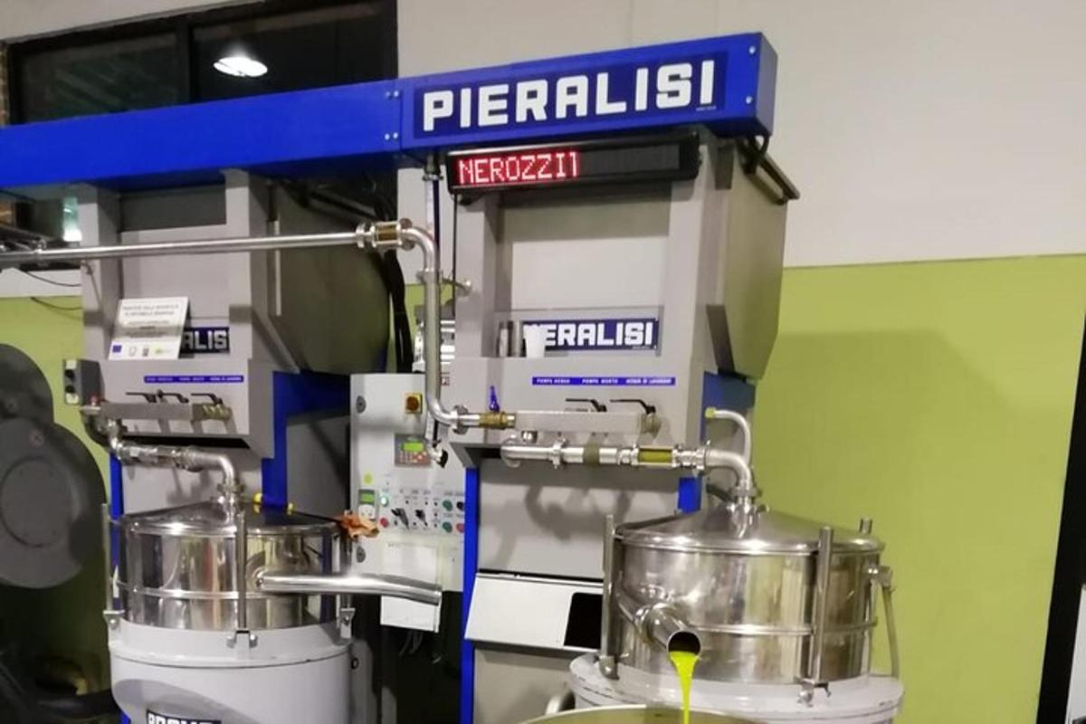 uma máquina com dois grandes recipientes em uma prateleira