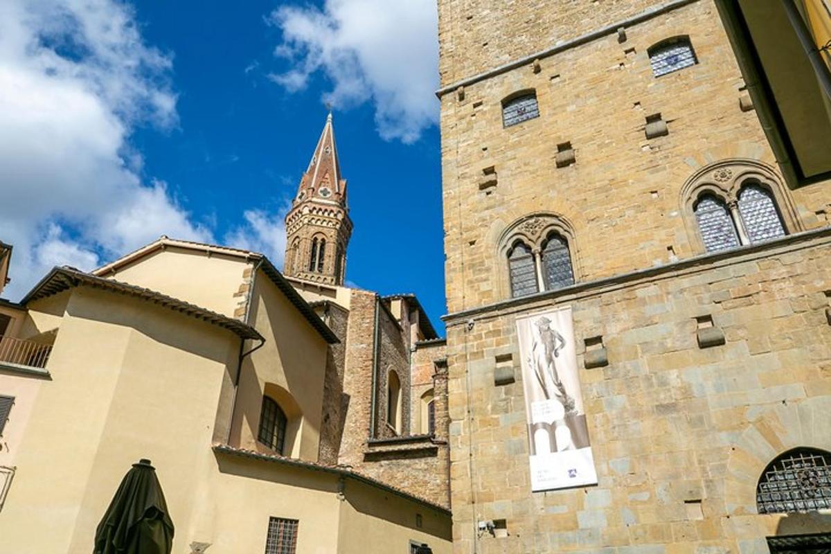 uma igreja com uma torre do relógio ao fundo