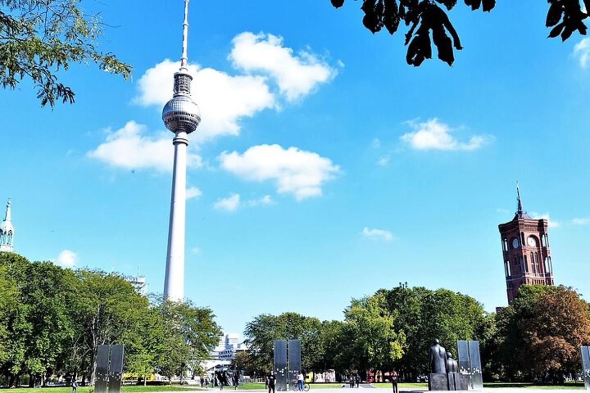 Útsýni yfir sjónvarpsturninn í Berlín og byggingu