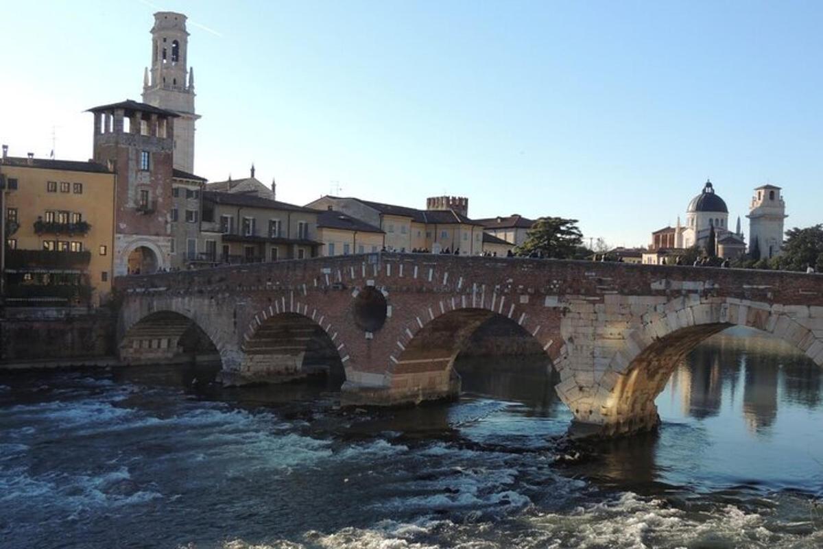 Un puente de piedra sobre un río en una ciudad.