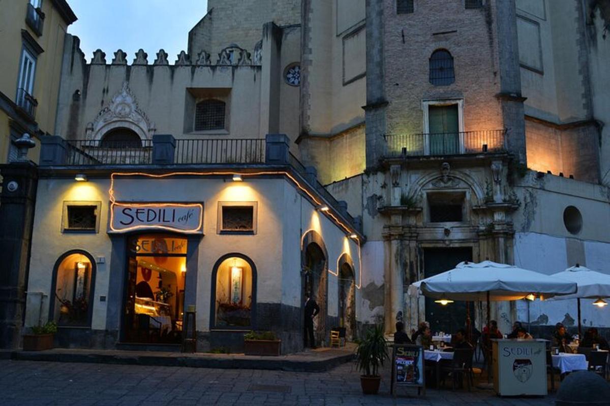 o clădire cu un restaurant în fața unei clădiri