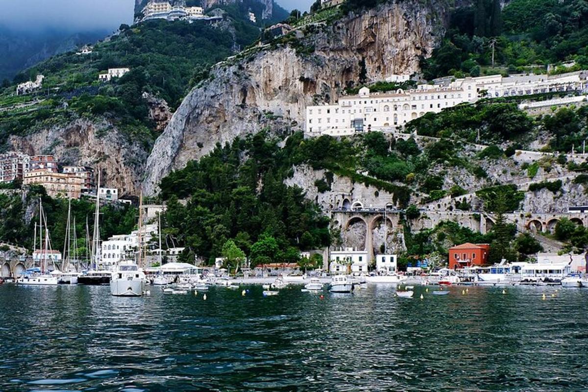 ένα σωρό βάρκες στο νερό κοντά σε ένα βουνό