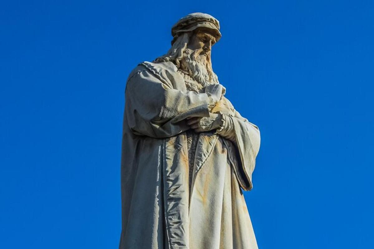 una statua di un uomo con le braccia incrociate