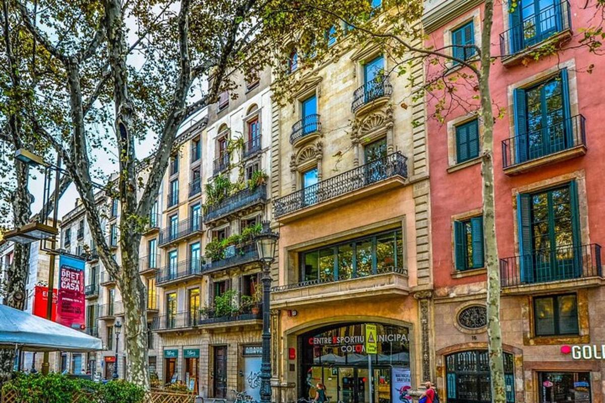 ένα ψηλό κτίριο με μπαλκόνια σε έναν δρόμο της πόλης