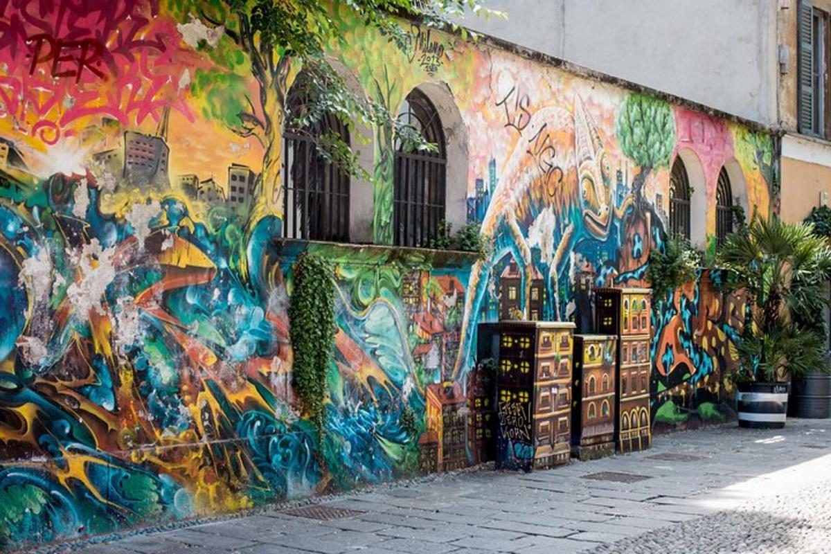 egy épület, amelynek falát színes graffiti borítja