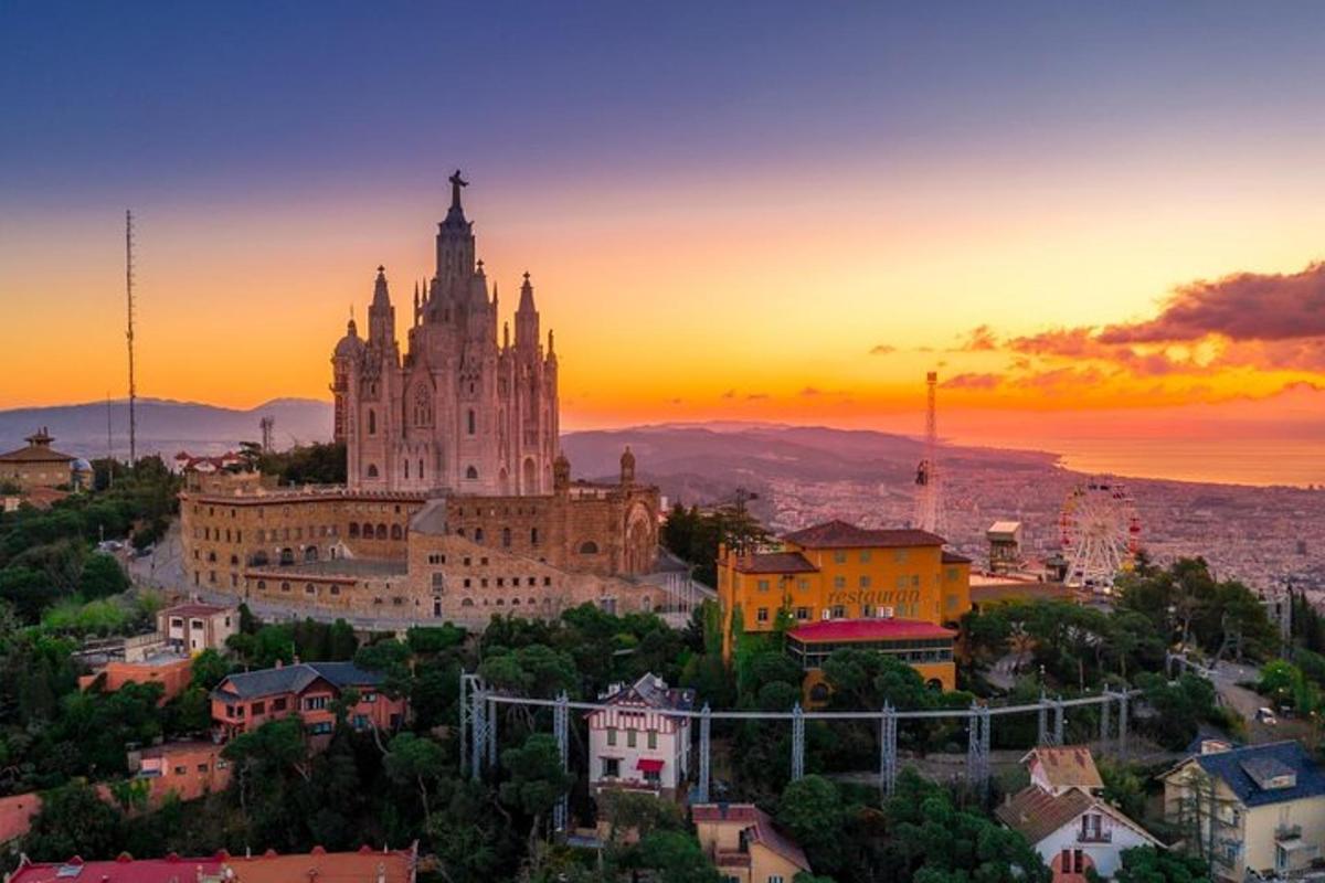 Blick auf ein Gebäude in einer Stadt bei Sonnenuntergang