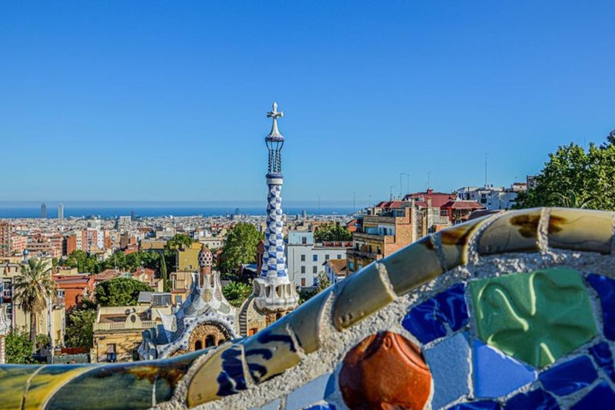 una vista della torre Eiffel da una vetrata
