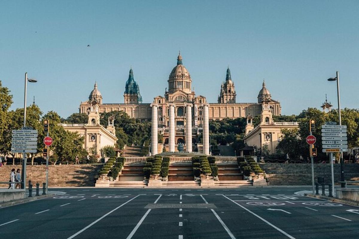 un grande edificio con una strada di fronte