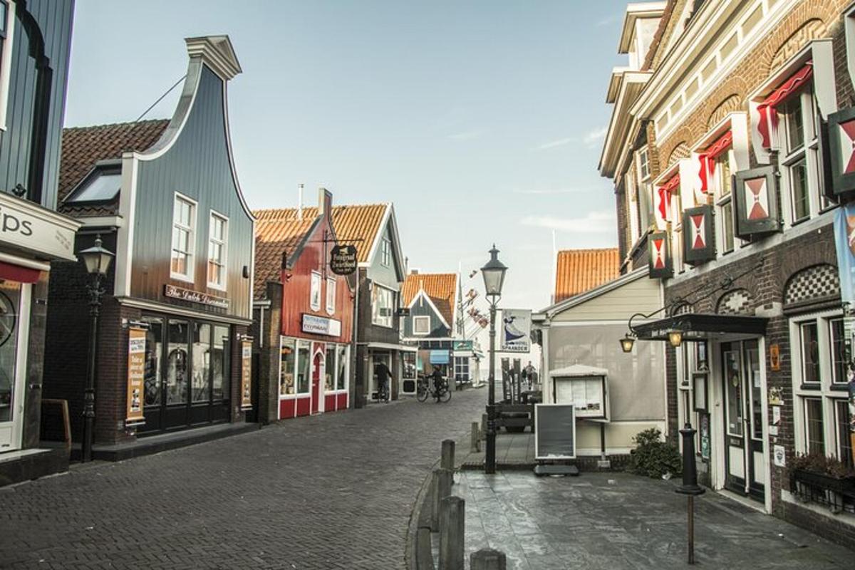 una strada vuota in una città con edifici