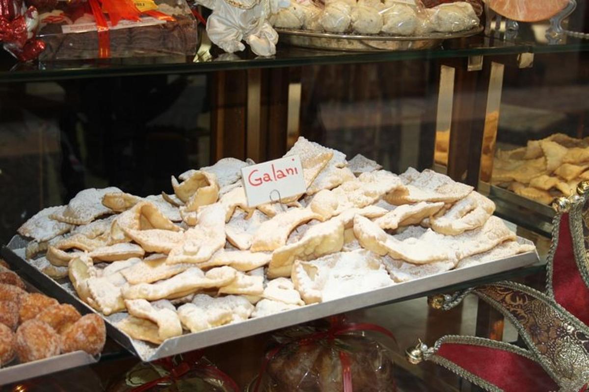 Una exhibición de pan y pasteles en una panadería.