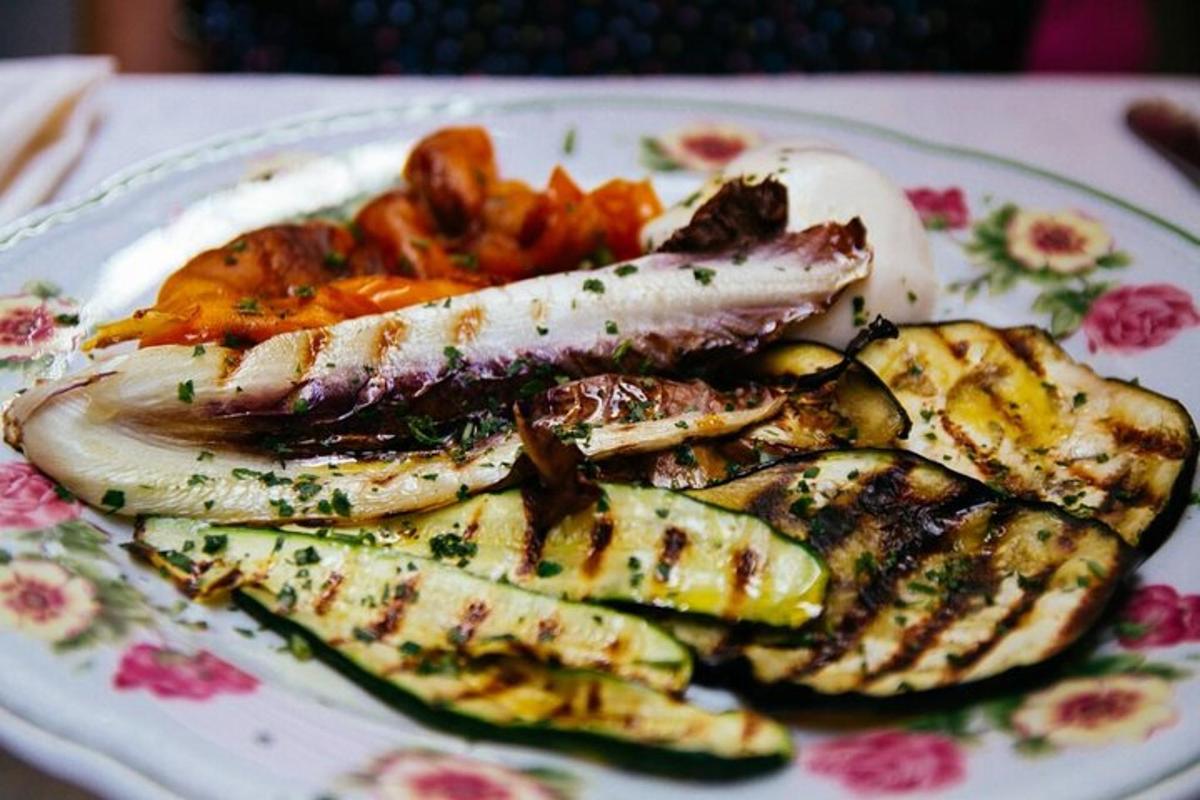 sepinggan makanan dengan ikan dan kentang di atas meja