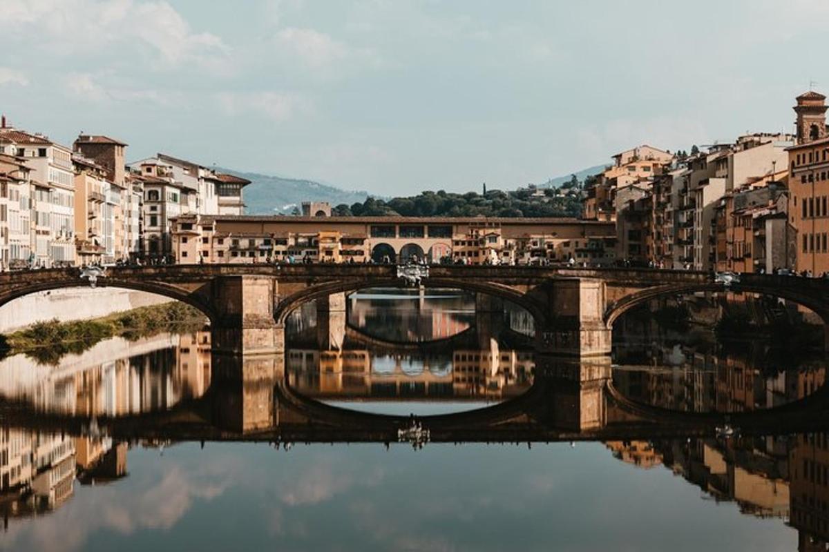 eine Brücke über einen Fluss in einer Stadt mit Gebäuden