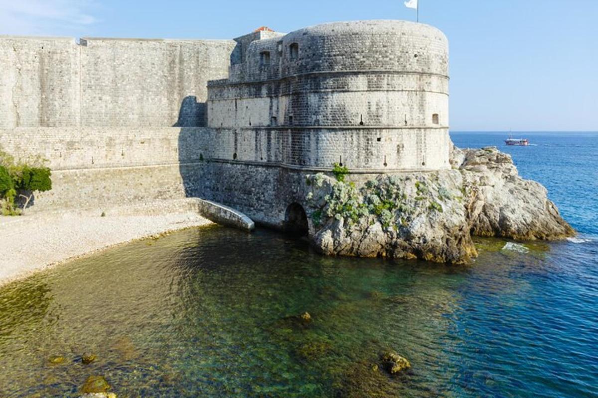 un edificio antiguo al lado de un cuerpo de agua