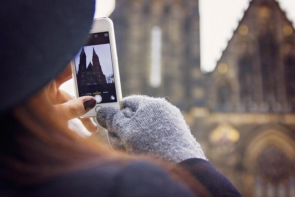 ผู้หญิงกำลังถ่ายรูปปราสาทด้วยโทรศัพท์มือถือ