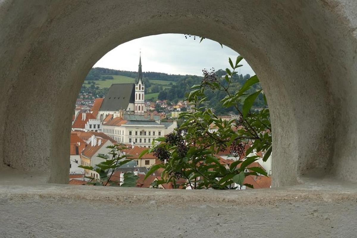 pogled na mesto skozi lok v stavbi