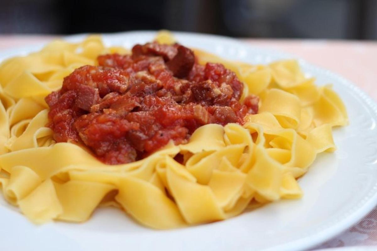 laual taldrik spagette ja lihakastet