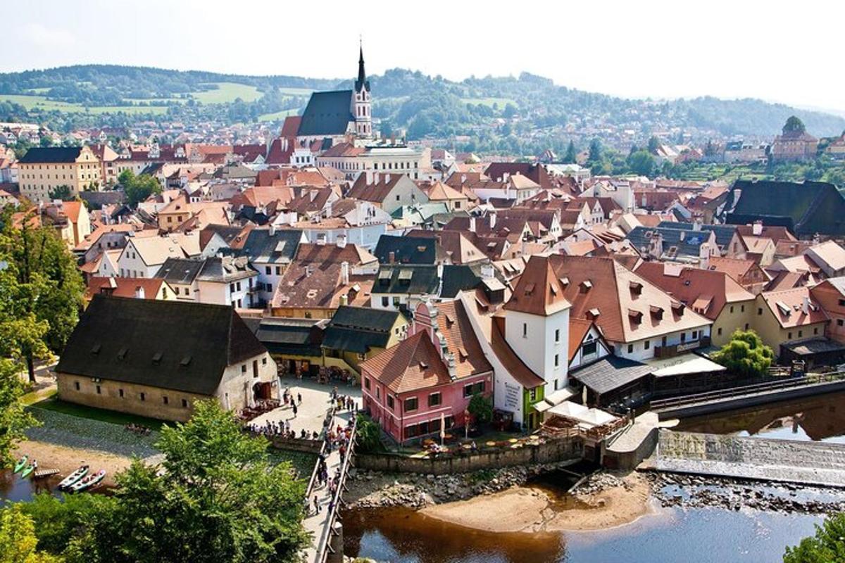 Zračni pogled na mesto z reko in stavbami