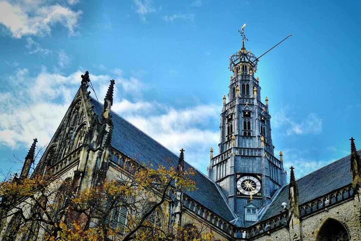 un edificio con una torre dell'orologio in cima