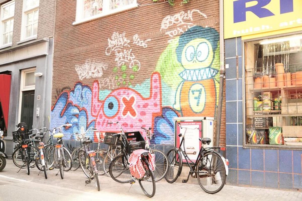 Skupina kol zaparkovaných před budovou s graffiti