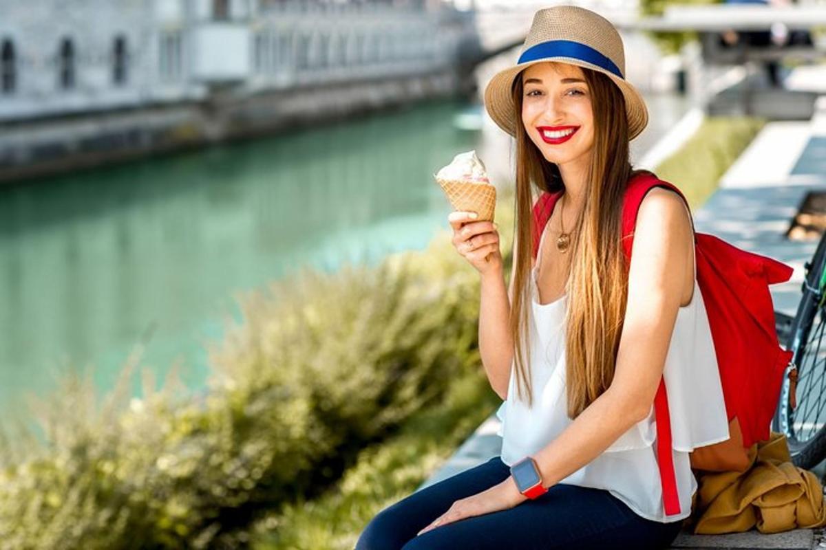 isang babaeng nakaupo sa isang bench na kumakain ng ice cream