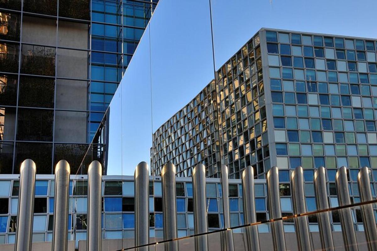 un edificio alto con una recinzione di fronte