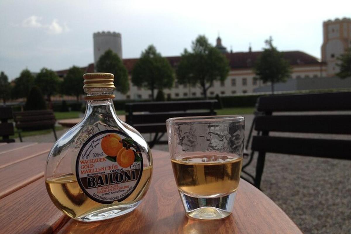 sebotol bourbon di sebelah gelas di atas meja
