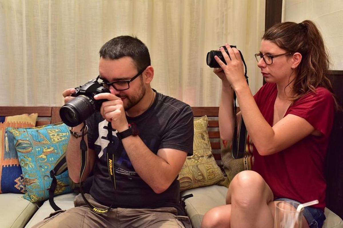 muž a žena fotí fotoaparáty