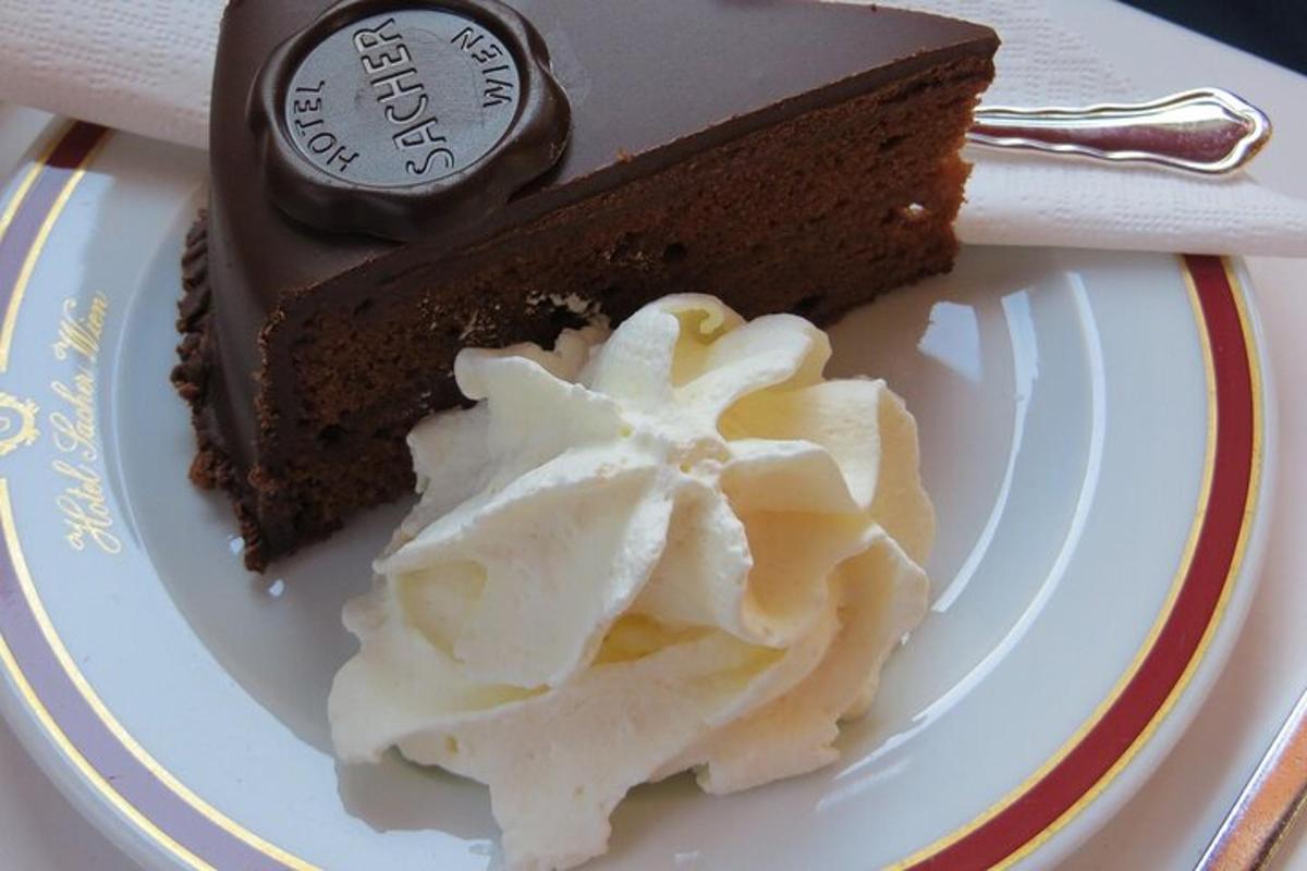 egy szelet csokoládétorta tejszínhabbal egy tányéron