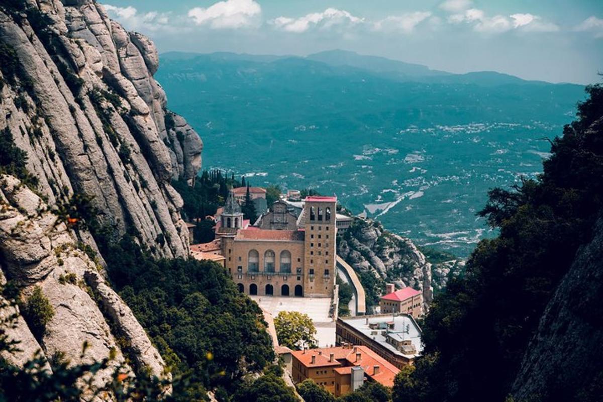 un edificio sul fianco di una montagna