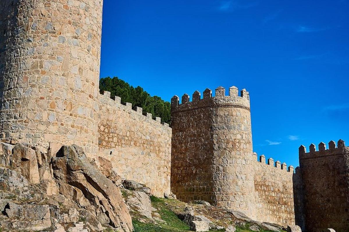 ένα κάστρο με δύο πύργους στην κορυφή ενός λόφου
