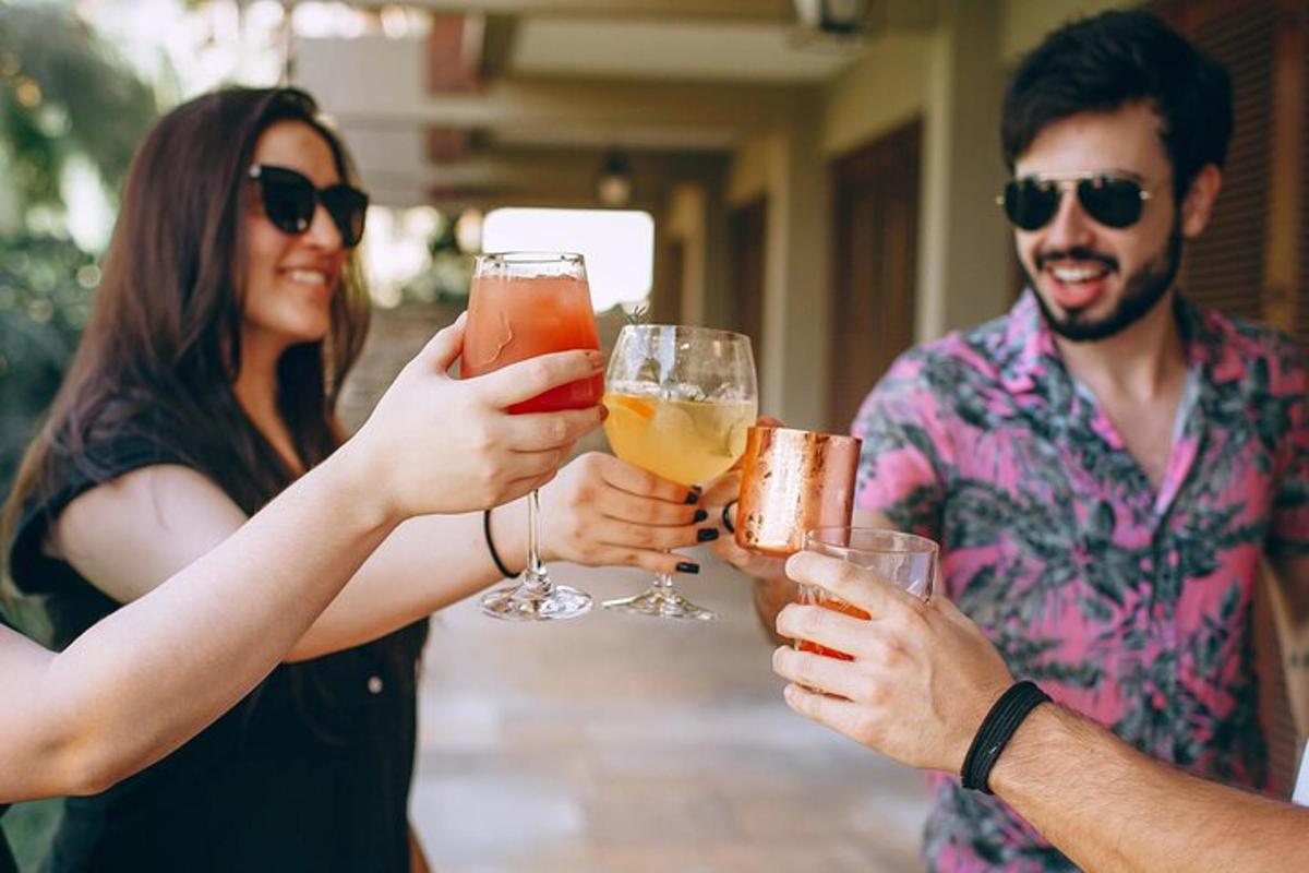 un gruppo di persone che sorreggono bicchieri di vino