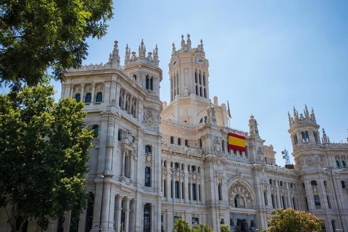 un gran edifici amb una bandera al davant