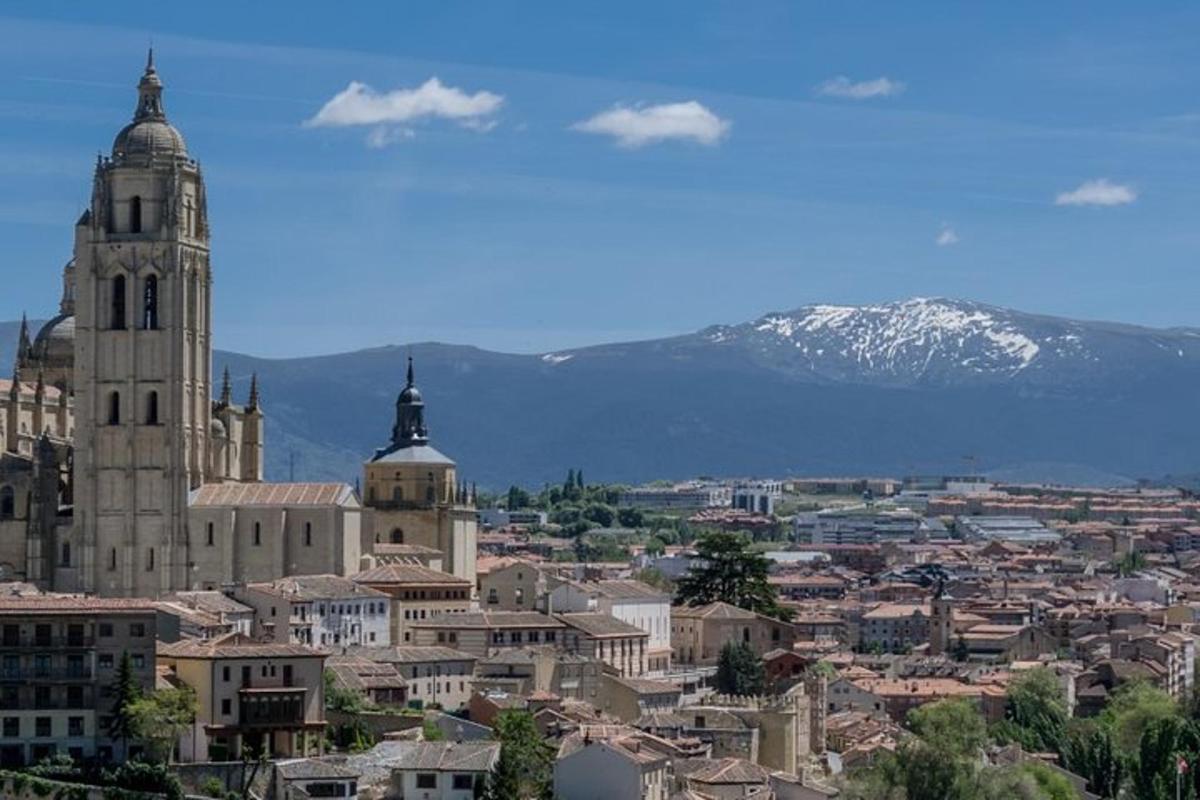 una vista d'una ciutat amb muntanyes al fons