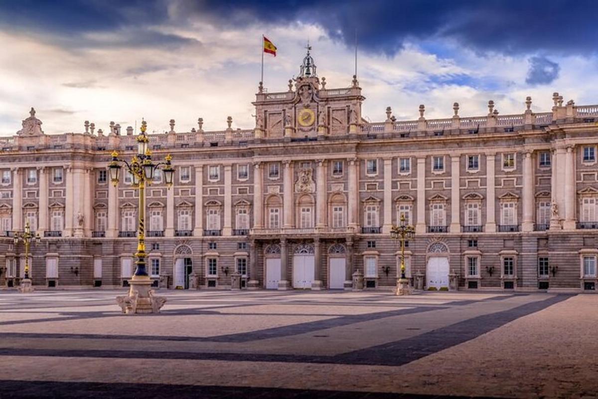 un gran edifici amb una torre del rellotge a sobre