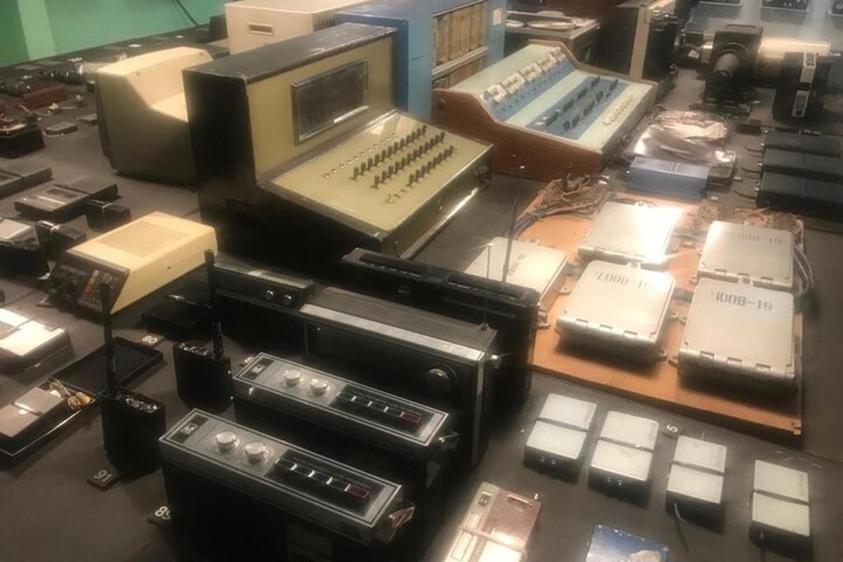 een kamer vol met allerlei verschillende soorten elektronica