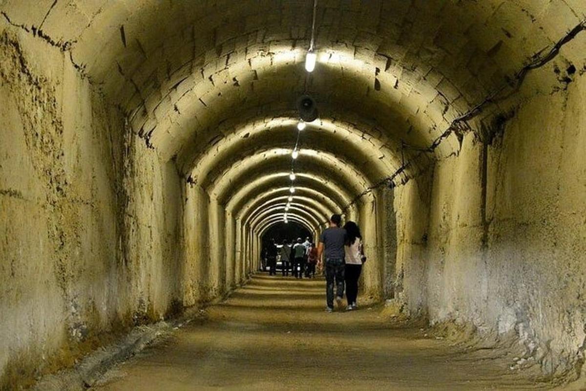 tunel, przez który przechodzą dwie osoby