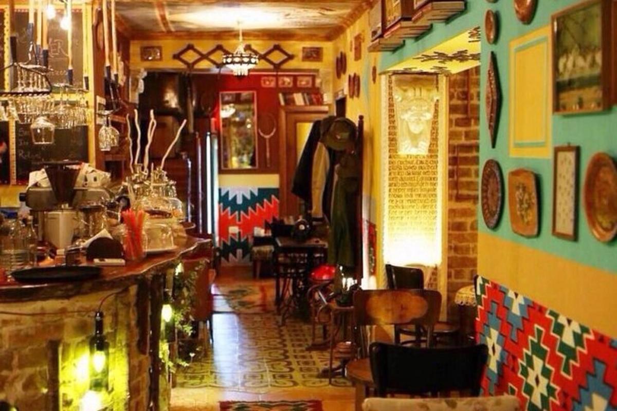 una stanza con un bar e alcuni tavoli e sedie