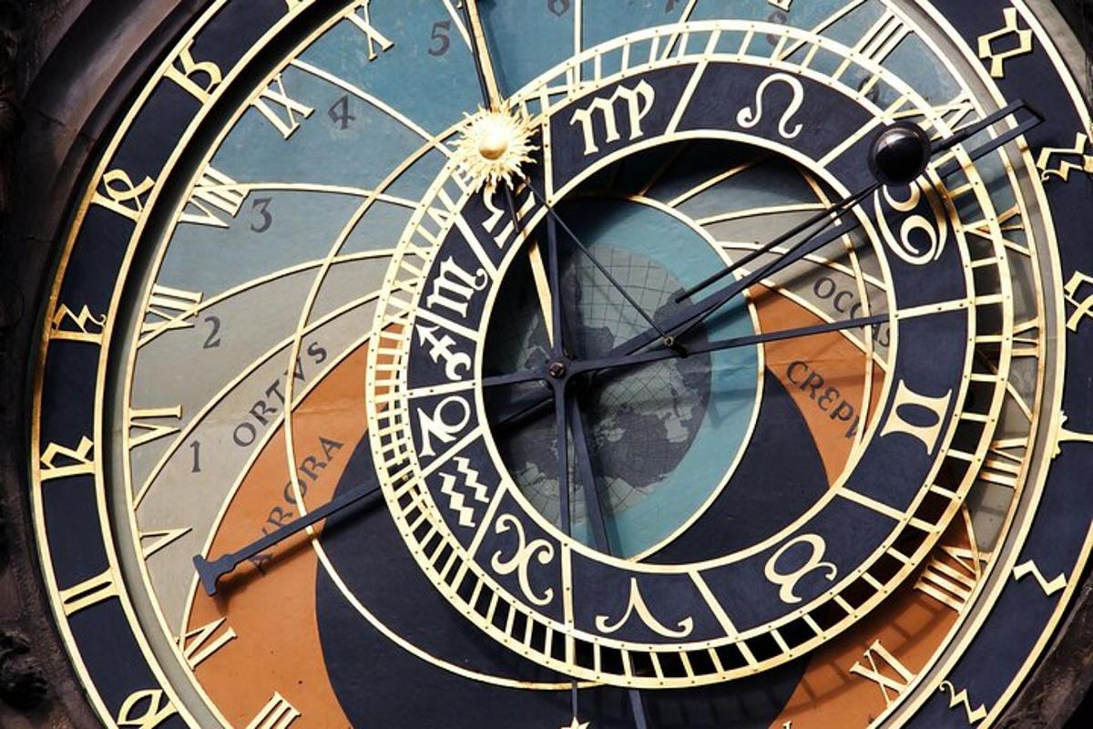 un primo piano di un orologio con numeri romani