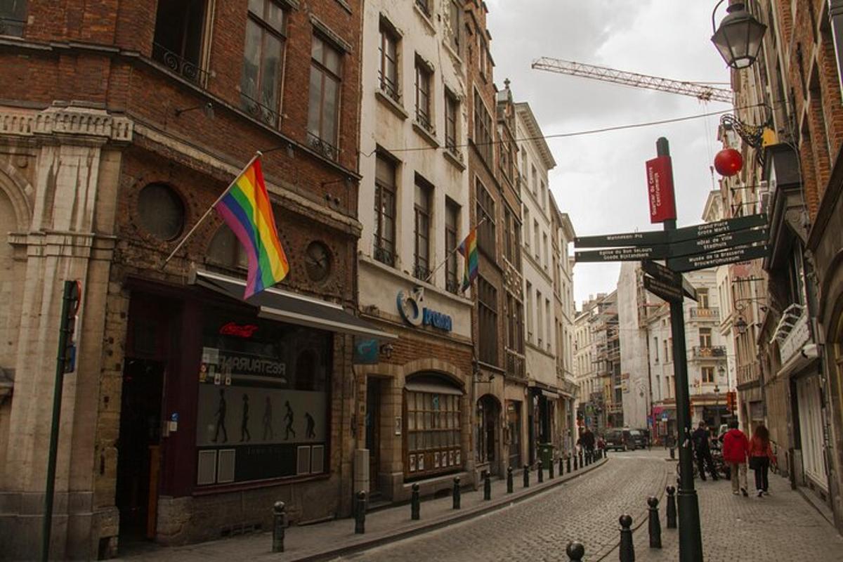 una strada cittadina con una bandiera arcobaleno su un edificio