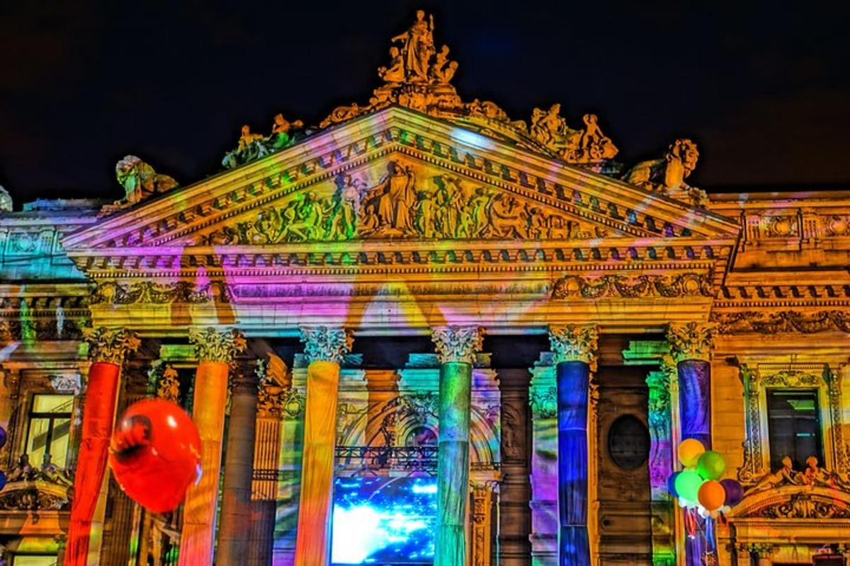 un edificio con luci colorate di notte